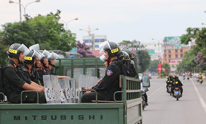 Lực lượng Cảnh sát cơ động tuần tra kiểm soát, bảo đảm an toàn cho ngày bầu cử thành công.