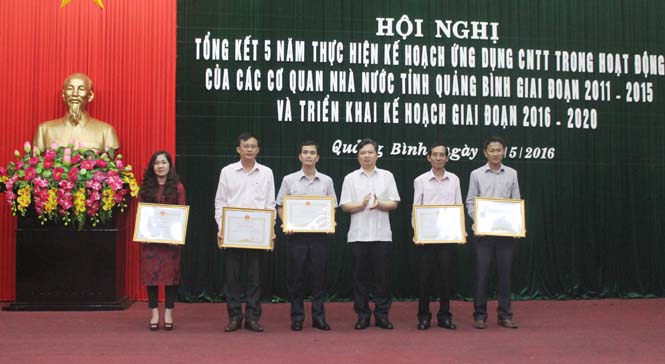 Đồng chí Nguyễn Tiến Hoàng, TUV, Phó Chủ tịch UBND tỉnh trao bằng khen của Chủ tịch UBND tỉnh cho tập thể có thành tích xuất sắc