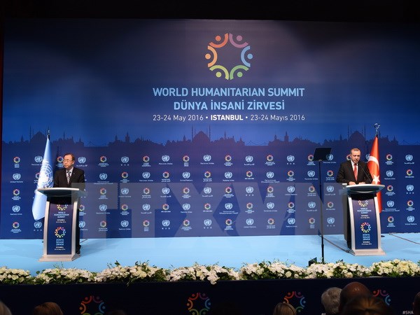 Tổng thư ký Liên hợp quốc Ban Ki-moon (trái) và Tổng thống Thổ Nhĩ Kỳ Recep Tayyip Erdogan phát biểu trong cuộc họp báo tại hội nghị ngày 24/5. (Nguồn: THX/TTXVN)