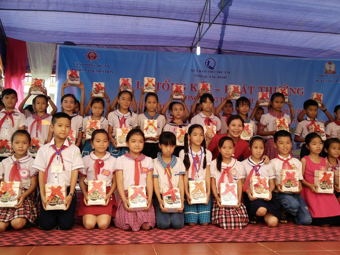 Đại diện lãnh đạo Văn phòng dự án Zhishan Foundation Taiwan đã trao thưởng cho các em học sinh Tiểu học Bố Trạch vì có thành tích trong phong trào đọc sách tốt.