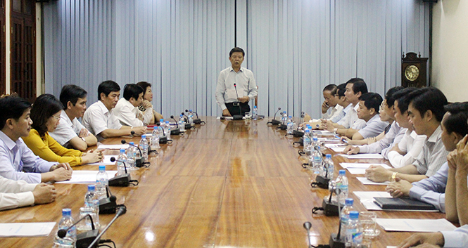 Ảnh 3 : Đồng chí Nguyễn Hữu Hoài, Phó Bí thư Tỉnh ủy, Chủ tịch UBND tỉnh, Chủ tịch UBBC tỉnh phát biểu kết luận tại phiên họp.