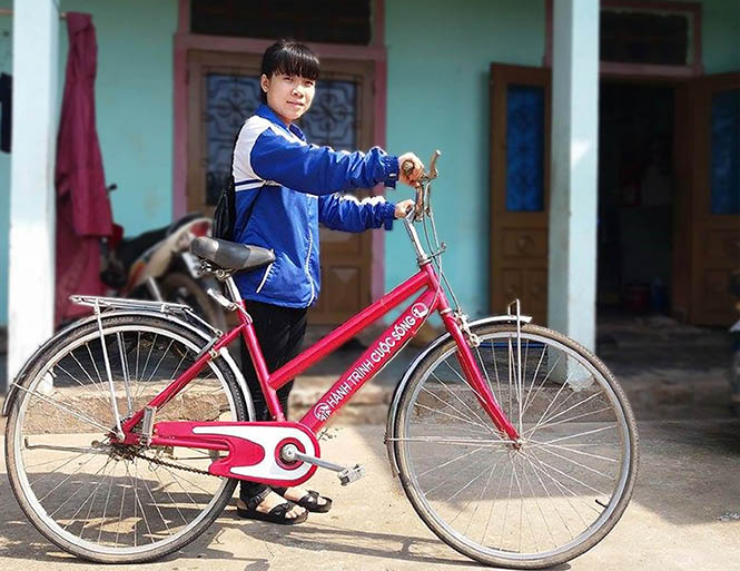 Em Huỳnh Thị Thảo bên chiếc xe đạp được chương trình “Hành trình cuộc sống” trao tặng.