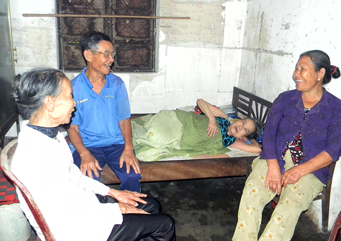 Những người già ở thôn 050 thường đến thăm hỏi, động viên nhau lúc ốm đau, hoạn nạn.