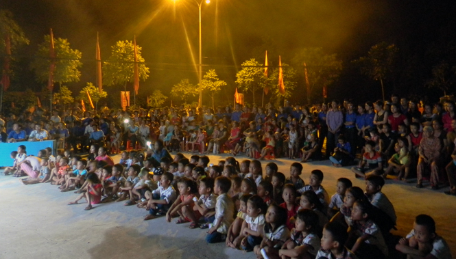 Đông đảo người dân xã Kim Hoá đến xem các ĐVTN biểu diễn văn nghệ.