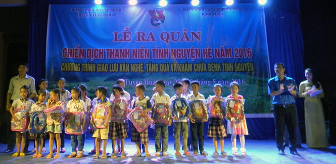 Các em học sinh xã Kim Hoá được nhận quà.
