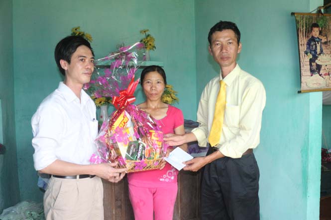 Đại diện lãnh đạo Báo Quảng Bình và Công ty CP vận tải Phú Hoàng đến trao quà cùng số tiền hỗ trợ gia đình chị Phạm Thị Thuý.