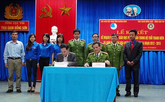 Đại diện lãnh đạo Tỉnh đoàn và Trại giam Đồng Sơn ký kết biên bản phối hợp giáo dục pháp luật, phòng chống ma túy và tệ nạn xã hội trong thanh, thiếu niên.