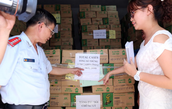 Phó chánh Thanh tra Bộ Y tế Nguyễn Văn Nhiên (trái) kiểm tra lô hàng trước khi tiêu huỷ - Ảnh: Trần Ngọc Kha