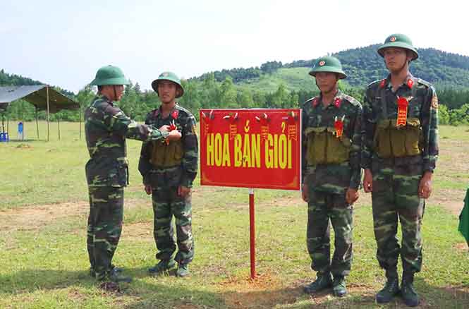 Chính trị viên Đại đội 5 tặng “Hoa bắn giỏi” cho chiến sỹ.