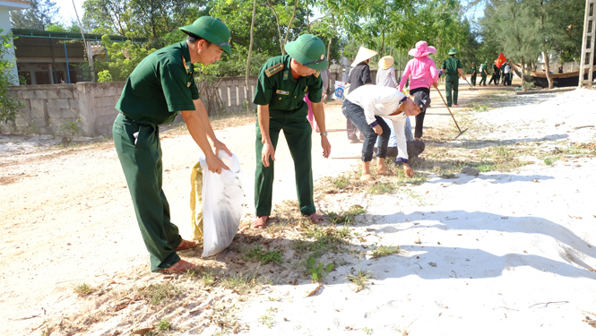 Các đại biểu và bà con khu dân cư Thượng Bắc tham gia phát quang cỏ dại, vệ sinh các tuyến đường.