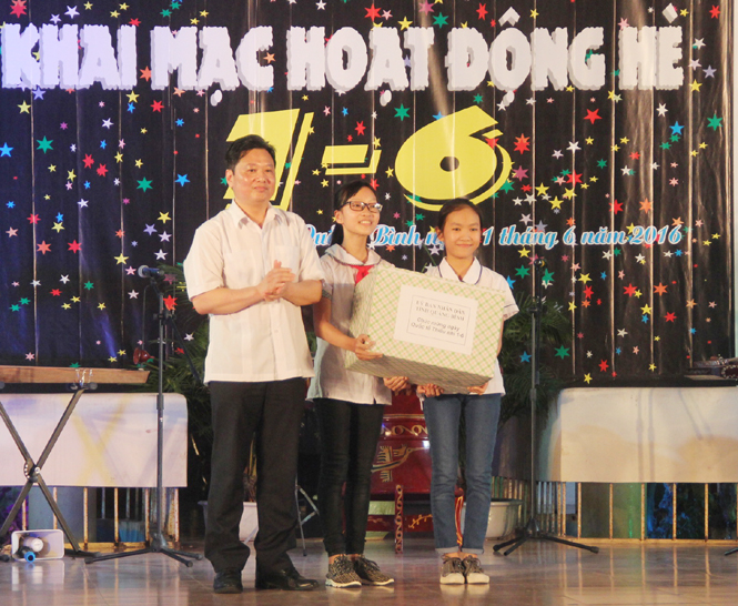  Đồng chí Nguyễn Tiến Hoàng, Tỉnh ủy viên, Phó Chủ tịch UBND tỉnh tặng quà cho các em thiếu nhi