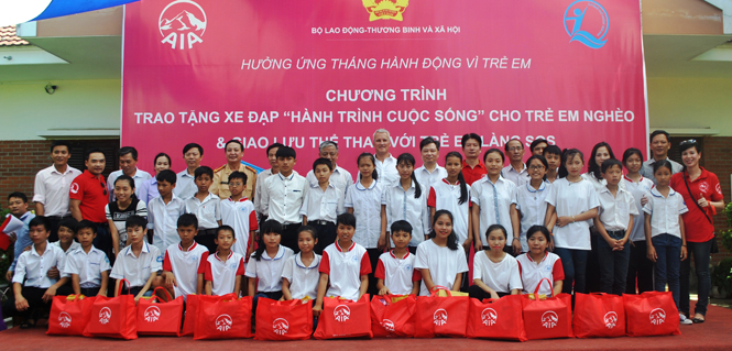 Ông Wayne Besant, Tổng Giám Đốc AIA Việt Nam, cùng đại diện lãnh đạo các ban, ngành liên quan trao quà và xe đạp cho trẻ em nghèo hiếu học tỉnh Quảng Bình