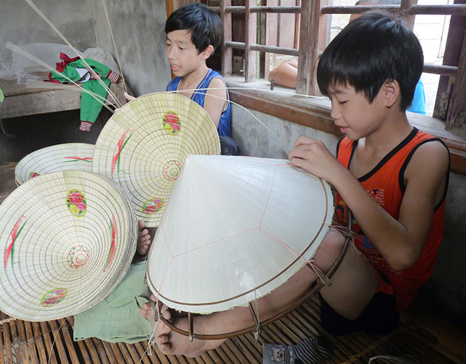 Nghề làm nón truyền thống ở xã Quảng Tân, thị xã Ba Đồn hiện nay đã được đăng ký bản quyền sản phẩm.       Ảnh: T.H
