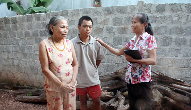  Bà Lài thường xuyên trò chuyện, quan tâm các đối tượng khuyết tật, giúp họ vượt qua khó khăn.
