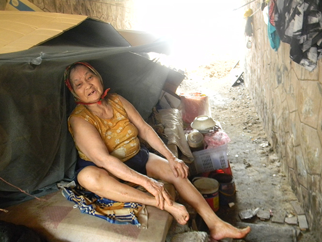 Cụ bà Phan Thị Bê chọn gầm cầu vượt Nam Lý để tá túc qua ngày và sống trông nhờ vào sự tử tế của mọi người.