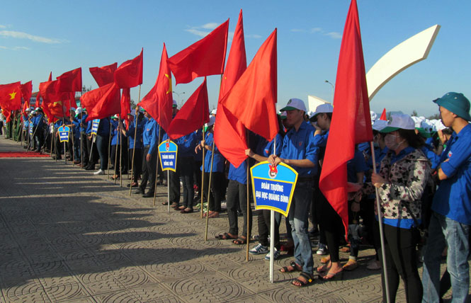 Ảnh: Đoàn viên thanh niên tham gia truyền thông diễu hành hưởng ứng Ngày môi trường thế giới, Tuần lễ biển và hải đảo Việt Nam.