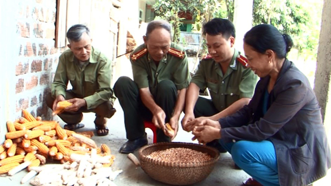 Những chiến sỹ an ninh Công an huyện Quảng Trạch giúp nhân dân trong cuộc sống sinh hoạt đời thường.