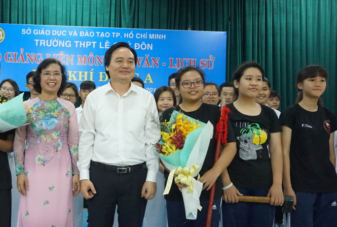  Bộ trưởng Bộ GD-ĐT Phùng Xuân Nhạ gặp gỡ giáo viên, học sinh Trường THPT Lê Quý Đôn - Ảnh: Mỹ Dung