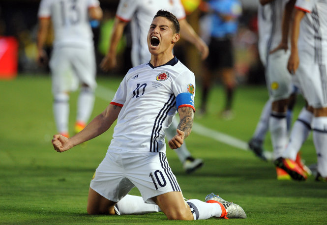 James Rodriguez ăn mừng sau bàn nâng tỷ số lên 2-0 cho Colombia. Ảnh: Reuters
