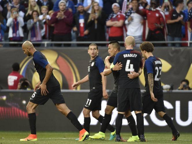  Các cầu thủ Mỹ ăn mừng bàn thắng nâng tỷ số lên 3-0. Ảnh: AFP