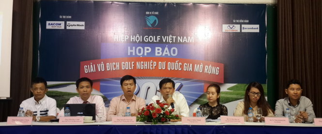 Các thành viên trong ban tổ chức và nhà tài trợ Giải vô địch Golf nghiệp dư quốc gia VN mở rộng 2016 tại cuộc họp báo sáng 9-6 ở TP.HCM. Ảnh: B.K