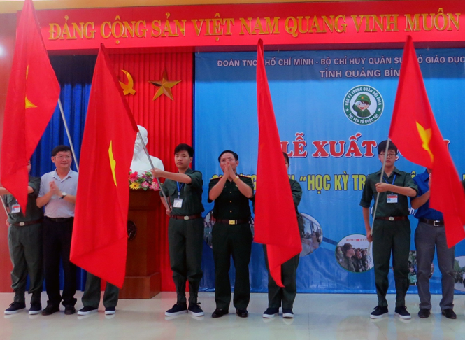 Ban tổ chức trao cờ cho các em học viên tại lễ xuất quân “Học kỳ trong quân đội” năm 2016.