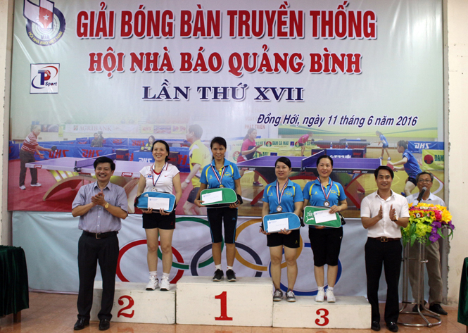 Đồng chí Trần Vũ Khiêm, Tỉnh ủy viên, Tổng Biên tập báo Quảng Bình trao huy chương cho các VĐV ở nội dung đơn nữ.