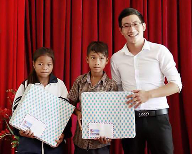 Thầy giáo Hùng trong một lần trao học bổng cho học sinh nghèo vượt khó.