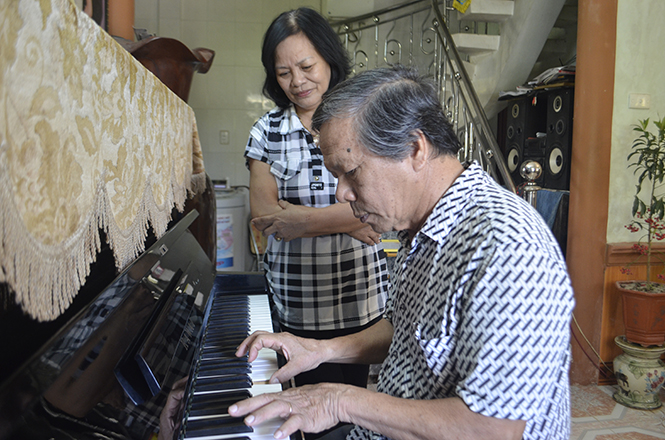 Nhạc sỹ Dương Viết Chiến cùng vợ-nhà nghiên cứu văn hóa dân gian Đặng Thị Kim Liên.
