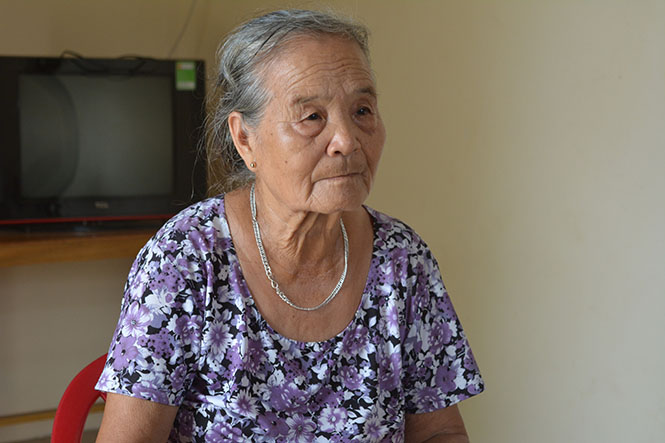 Bà Phan Thị Hơn, 75 tuổi, ở thôn Thế Lộc, xã Tân Ninh mong có sổ đỏ tách thửa sớm để cho con gái.