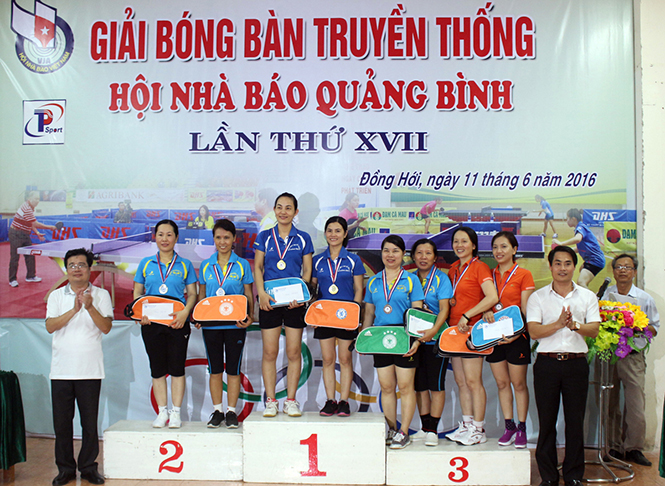 Đại diện lãnh đạo Báo Quảng Bình trao giải cho các đôi nữ. Ảnh: Ngô Thanh Long