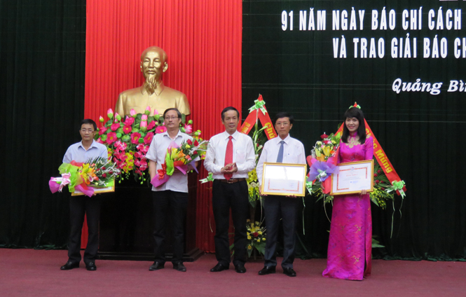  Thừa ủy quyền của Hội Nhà báo Việt Nam, đồng chí Trần Công Thuật, Phó Bí thư Thường trực Tỉnh ủy trao bằng khen cho Hội nhà báo tỉnh và các cá nhân.