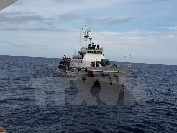 Tàu Cảnh sát biển tiếp tục tìm kiếm máy bay CASA-212 gặp nạn. (Ảnh: Hồng Pha/TTXVN)