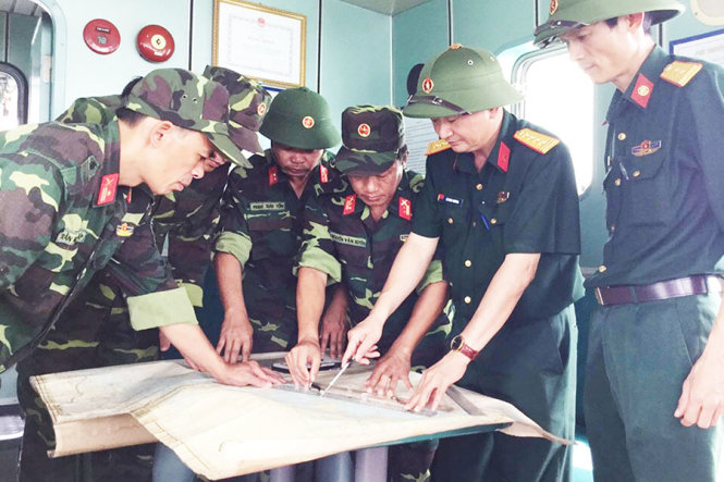 Cán bộ, chiến sĩ Bộ Chỉ huy quân sự tỉnh Quảng Ninh bàn phương án tìm kiếm máy bay CASA 212 và 9 thành viên tổ bay - Ảnh: VĂN ĐẢM