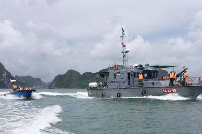  Tàu và xuồng quân sự của tỉnh Quảng Ninh tham gia tìm kiếm cứu nạn - Ảnh: VĂN ĐẢM