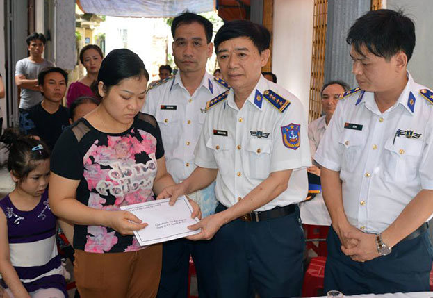  Đoàn công tác Bộ Tư lệnh Vùng Cảnh sát biển 1 thăm hỏi thân nhân trung úy Nguyễn Bá Thế - Ảnh: MẠNH THƯỜNG