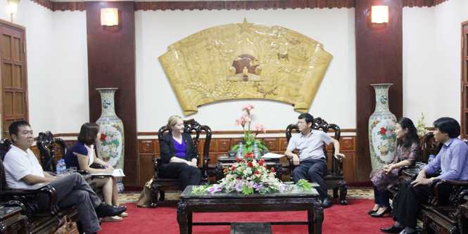 Đồng chí Trần Tiến Dũng, Tỉnh ủy viên, Phó Chủ tịch UBND tỉnh tiếp xã giao Đại sứ quán Ai-len tại Việt Nam.