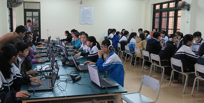 Các thí sinh tham dự cuộc thi Olympic tiếng Anh trên internet dành cho học sinh phổ thông năm học 2015-2016.   