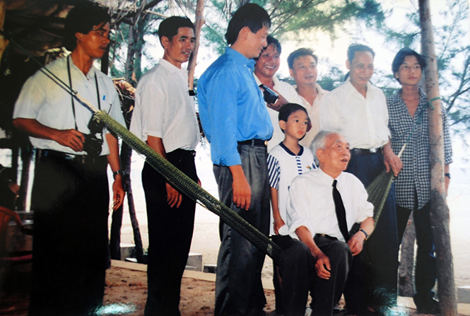 Đại tướng Võ Nguyên Giáp bên cánh võng (ảnh chụp năm 1999)