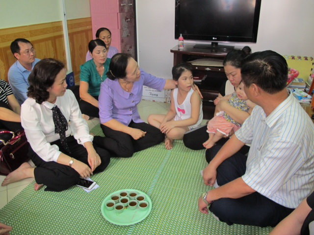 Bà Nguyễn Thị Nghĩa thăm hỏi gia đình trung úy chuyên nghiệp Nguyễn Bá Thế - Ảnh: CTV