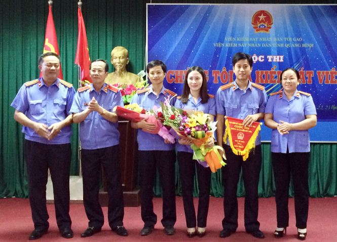 Đồng chí Nguyễn Xuân Sanh, Viện Trưởng VKSND tỉnh trao giải nhất cho VKSND TX.Ba Đồn.