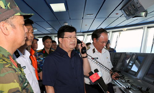 Phó Thủ tướng gọi điện thăm hỏi, động viên lực lượng tìm kiếm trên các tàu tại hiện trường. Ảnh: VGP/Xuân Tuyến