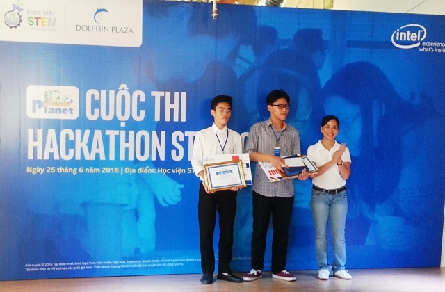 Hai học sinh đạt giải nhất cuộc thi.
