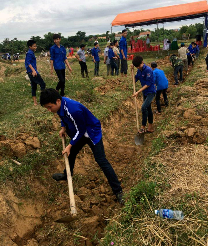 Đoàn thanh niên Thị đoàn Ba Đồn tham gia xây dựng công trình thanh niên “Bê tông hóa tuyến kênh mương Cây Na, thôn Tân Đông, xã Quảng Hải”.