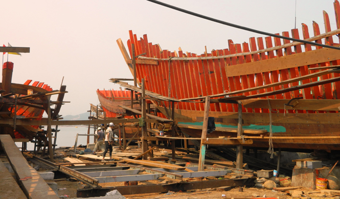 Ngư dân phường Quảng Phúc, thị xã Ba Đồn triển khai đóng tàu theo Nghị định 67 của Chính phủ