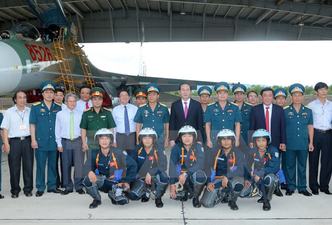 Chủ tịch nước Trần Đại Quang chụp ảnh chung với cán bộ, chiến sỹ Trung đoàn Không quân 925 tại huyện Phù Cát. (Ảnh: Nhan Sáng/TTXVN)
