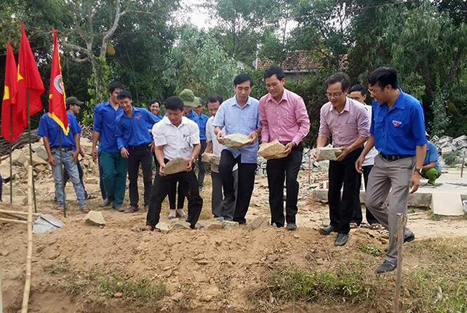 Đại diện các đơn vị hỗ trợ và đoàn viên thanh niên tiến hành lễ bỏ móng, khởi công xây dựng nhà nhân ái cho chị Phạm Thị Nguyệt.