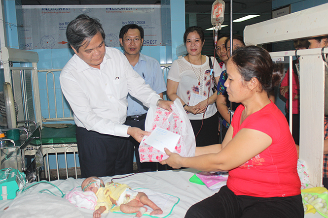 Đại diện lãnh đạo LĐLĐ tỉnh thăm, tặng quà cho con em công nhân lao động có hoàn cảnh khó khăn đang điều trị tại Bệnh viện hữu nghị Việt Nam - Cu Ba Đồng Hới.