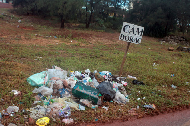 Cấm đổ rác… nhưng dân vẫn mặc sức đổ rác ( tại tuyến phố du lịch Trương Pháp nối dài)