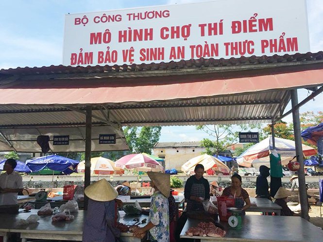 Mô hình chợ biên giới thí điểm bảo đảm vệ sinh an toàn thực phẩm tại chợ Quy Đạt.